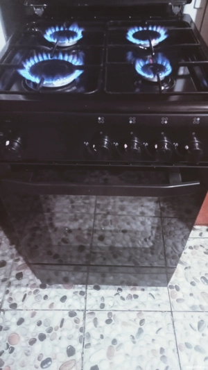 vind aragazul din poze .este in stare excelent de buna a fost folosit foarte rar intr-o garsoniera