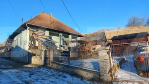 Casă tradițională cu curte generoasă, în centrul localității Vâlcele - imagine 13