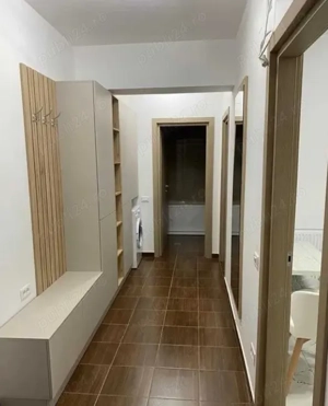 in CENTRU dau in chirie apartament decomandat cu 2 camere