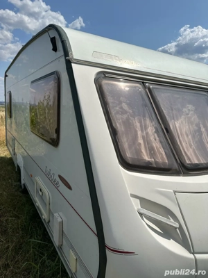 Rulota swift Ace Jubilee an 2005 cu panouri fotovoltaice, independentă, cu baterie de stocare.