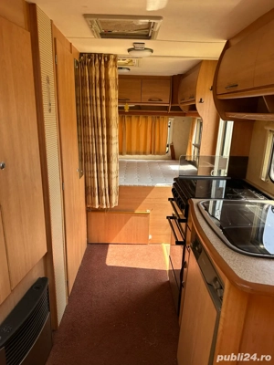 Rulota swift Ace Jubilee an 2002 cu panouri fotovoltaice, independentă, cu baterie de stocare.