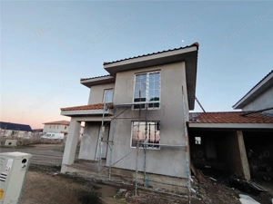 Duplex despartit prin garaj - canalizare - bucatarie inchisa