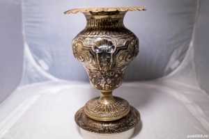 Vand vaza si o pereche de sfesnice de argint, deosebite, puritate 800%0, cu certificate de achizitie