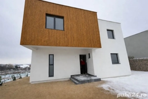 Vând casă cu vedere panoramică spre Oras  