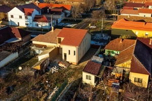 Casă nouă cu etaj semifinalizată, zonă liniștită în Aradul Nou