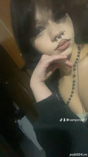 Fată trans feminină, discretă și reală