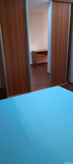 Închiriez camera cu baie proprie în vila la curte 