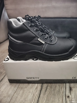 Bocanci de protectie cu bombeu metalic noi nr 41