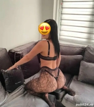 Fac deplasări și party 