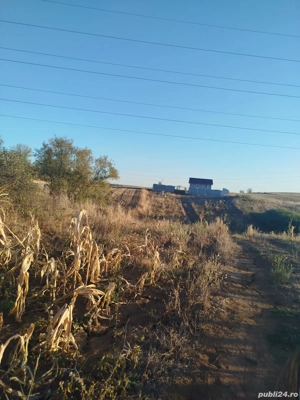Vând teren cu ce se vede pe el.