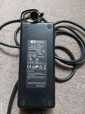 vînd încărcător bicicletă electrică