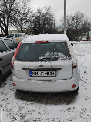 Dau in chirie pe zi un Ford Fiesta in stare exceptionala