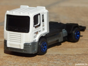 Macheta camion platforma MBX Flatbed King Matchbox 2017 scara 1:64