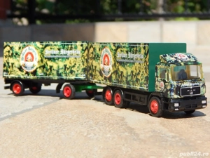 Macheta camion transport cu remorca MAN F90 sc 1:87 Herpa cu vitrina