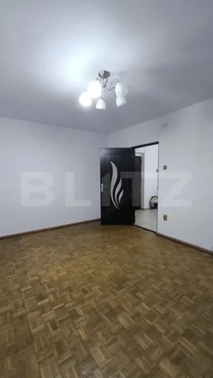 Apartament 2 camere, decomandat, etaj intermediar, zona Policlinica - imagine 2