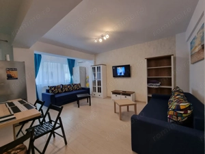 La 2 minute de mare, doua camere decomandate.