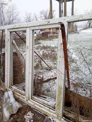 Vând rama PVC , dimensiuni 300*170 cu fereastra dar fără sticlă.