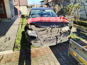 Vând Volkswagen Passat B6 2007 170 Cp urgent. Mașina este lovită!  - imagine 2