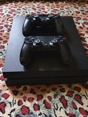 Vând PlayStation 4 Fat 500GB, în stare bună de funcționare.