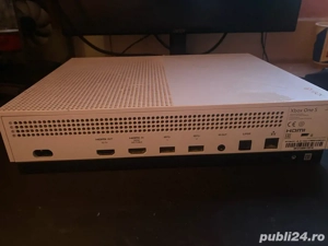 Xbox One S 500GB + 3 jocuri pe CD + manetă