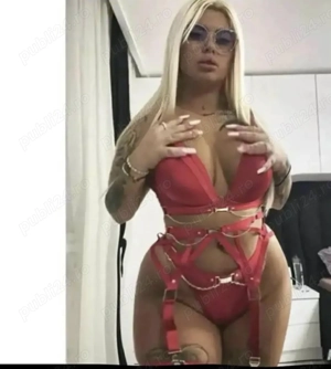 Blonda  sexy, cu o prezență care inspiră eleganță și încredere.