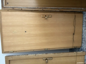 Usa si toc din lemn stejar.