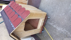 Vînd cușcă pentru cîine din lemn de brad cu acoperiș din șindrile bituminată 