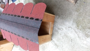 Vînd cușcă pentru cîine din lemn de brad cu acoperiș din șindrile bituminată  - imagine 2