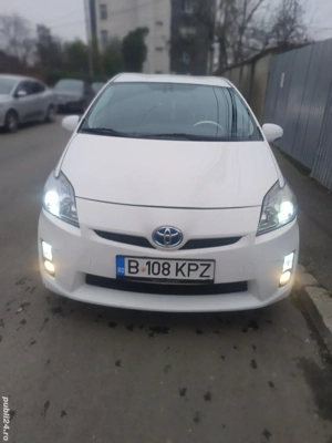 Vând Toyota priuys 2011