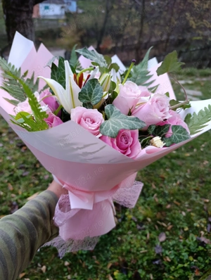 Petale de bucurie împletite in buchete și aranjamente florale ,unicat - imagine 5