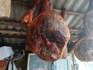 Șuncă  slănină proaspăt afumată. 