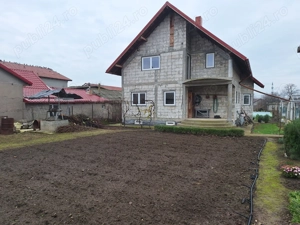 vrei o casa la tara? dar aproape de oras si mare? - imagine 8