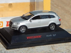 Macheta Audi Q7 4.2 FSI Typ 4L 2007 1:87 cu vitrina cu mic defect