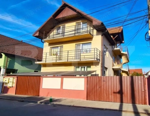 Casă unifamilială 9 camere, teren 560 mp, 7 locuri de parcare