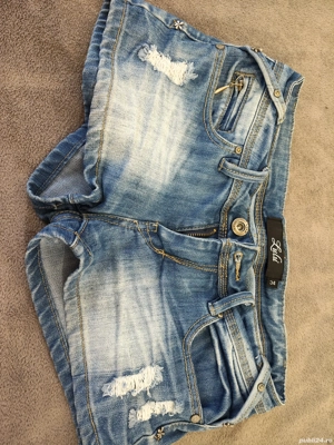 Blugi dama aproape noi doar una doua purtari