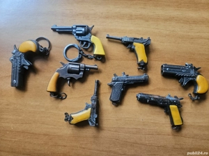 Pistoale metalice miniaturi, din diferite perioade istorice.