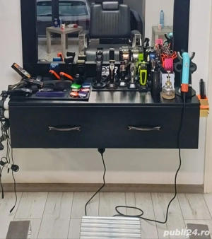 Vând mobilier frizerie 