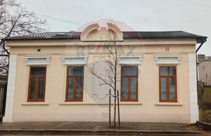 Casă cu 3 camere de vânzare în zona Centrală
