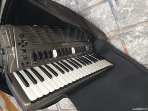 Vând acordeon roland fr7 în stare foarte bună 