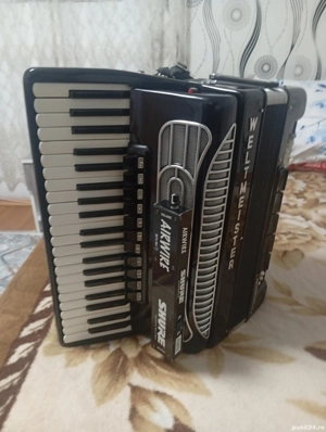 Vând acordeon welmaister supita în stare foarte bună  