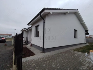 Duplex pe parter - asfalt - toate utilitatile.