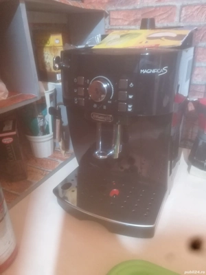 Vând aparat de cafea DeLonghi stare foarte buna folosit foarte puțin  - imagine 4
