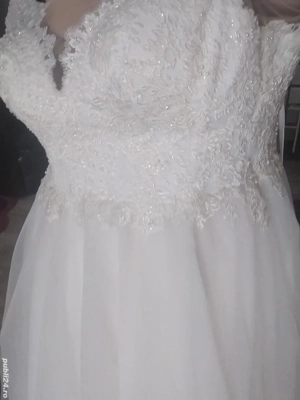 rochie mireasa cu perle aplicate