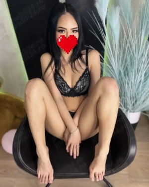  Brunetă sexi  am revenit  pupici 