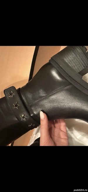 Cizme cu fermoar si accesoriu estetic in zina gleznei