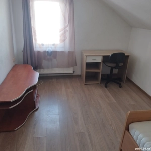 Închiriez apartament la casa 