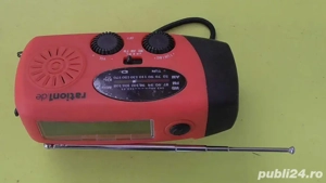 kit urgenta - 3 in 1 radio lanterna incarcator cu manivela si solar - imagine 3