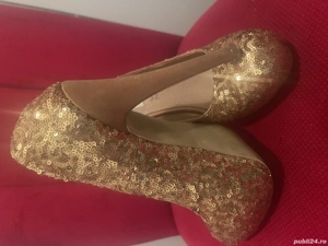 Pantofi aurii cu paiete