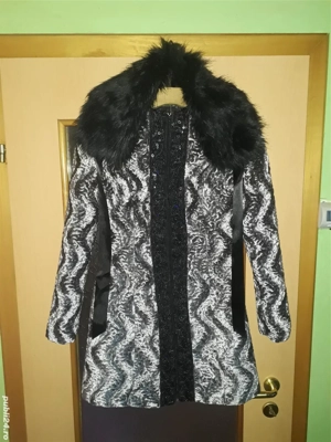 Vând palton nou, culoare gri-argintiu cu paiete, model superb!