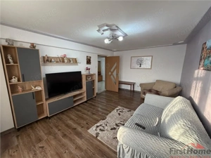 Apartament 3 camere  , zona Inspectorat Scolar, etaj 4 cu acoperis